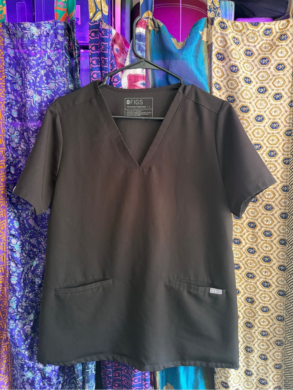 FIGS Men’s Black V-Neck Scrub Top